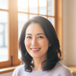 化粧水で肌にくすみが低下し笑顔の女性