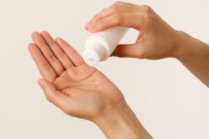 手で化粧水を温める様子