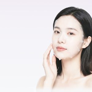 モイストスージングマスクをつける女性