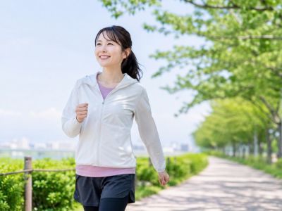 ウォーキングを行う女性