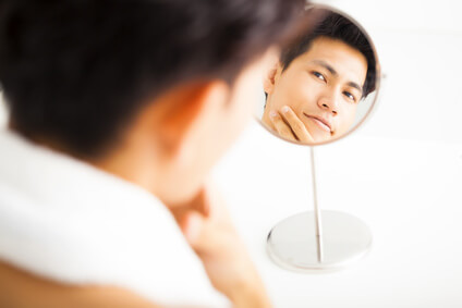 毛穴の悩みを考える男性