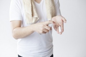 化粧水を使う男性