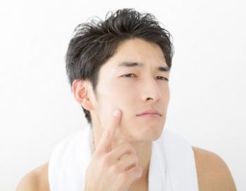 毛穴が目立つ男性